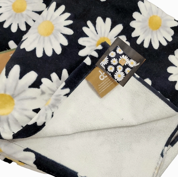 Deborah Connolly 2 Bath Towels Daisy Floral Black Yellow White OEKO-TEX - Picture 2 of 2
